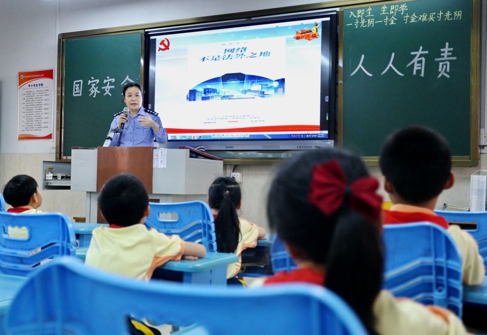 2023年4月14日，在廣東省鶴山市沙坪街道第七小學(xué)，民警向?qū)W生們講解國家安全知識(shí)。新華社發(fā)（黃繼明 攝）
