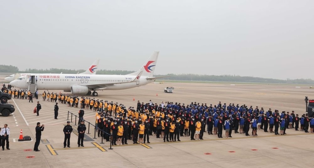 2024年4月13日，在湖北武漢天河國際機(jī)場(chǎng)，中國籍涉賭詐違法犯罪嫌疑人被我公安機(jī)關(guān)從柬埔寨押解回國。新華社記者 殷剛 攝