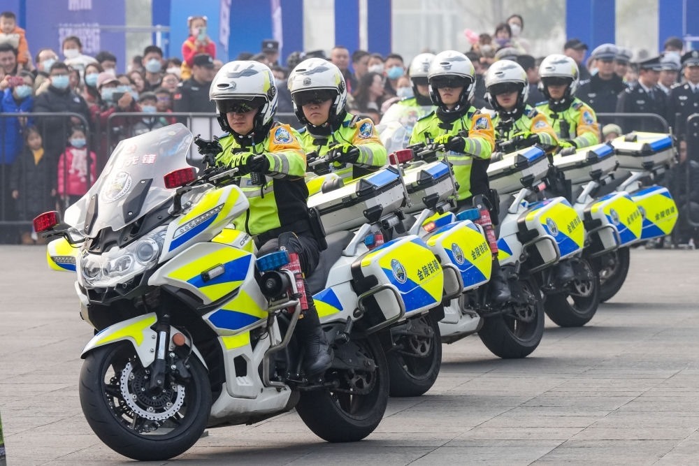 2024年1月6日，南京交警在警營開放周活動(dòng)現(xiàn)場(chǎng)進(jìn)行警務(wù)技能表演。新華社記者 李博 攝