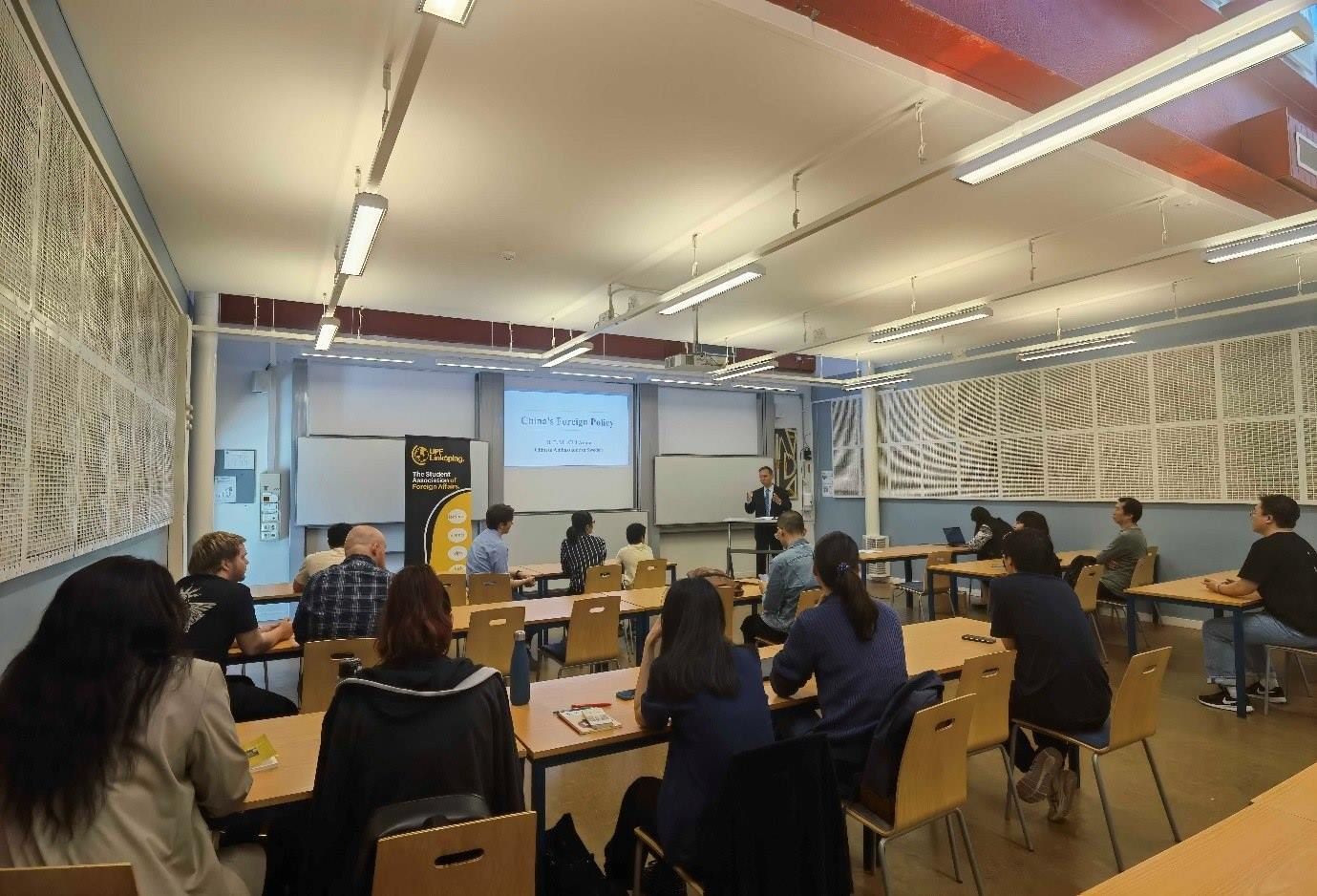 中國駐瑞典大使崔愛民與同學們互動并回答問題。中國駐瑞典大使館供圖