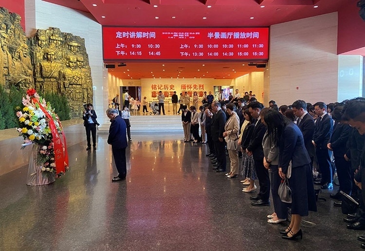 創(chuàng)價(jià)學(xué)會(huì)會(huì)長(zhǎng)原田稔及青年代表團(tuán)向中國(guó)人民抗日戰(zhàn)爭(zhēng)紀(jì)念館敬獻(xiàn)花籃。中國(guó)人民抗日戰(zhàn)爭(zhēng)紀(jì)念館供圖