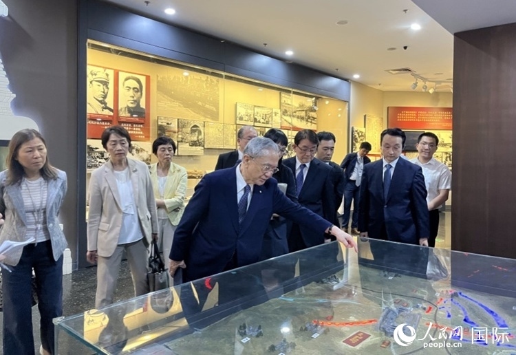 創(chuàng)價(jià)學(xué)會(huì)會(huì)長(zhǎng)原田稔（中）與青年代表團(tuán)成員訪問(wèn)中國(guó)人民抗日戰(zhàn)爭(zhēng)紀(jì)念館。人民網(wǎng)記者 陳思攝