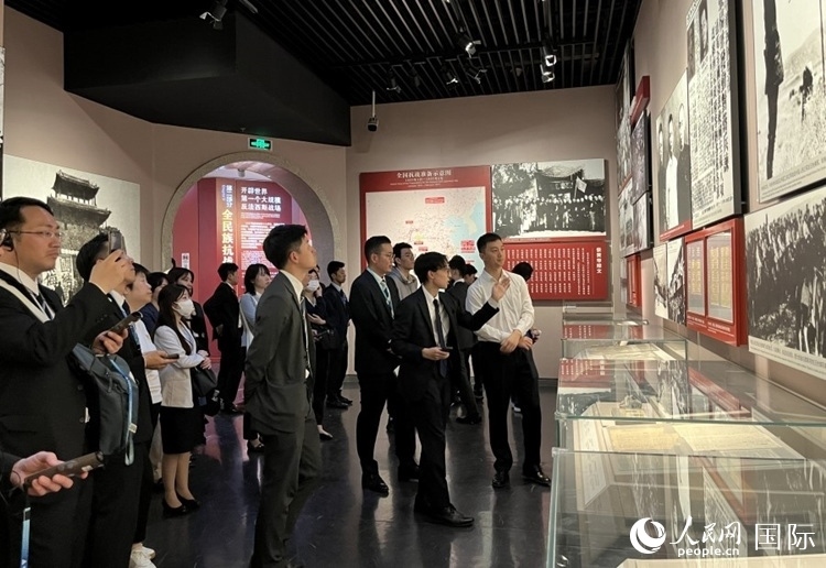 創(chuàng)價(jià)學(xué)會(huì)青年代表團(tuán)成員在中國(guó)人民抗日戰(zhàn)爭(zhēng)紀(jì)念館參觀。人民網(wǎng)記者 陳思攝