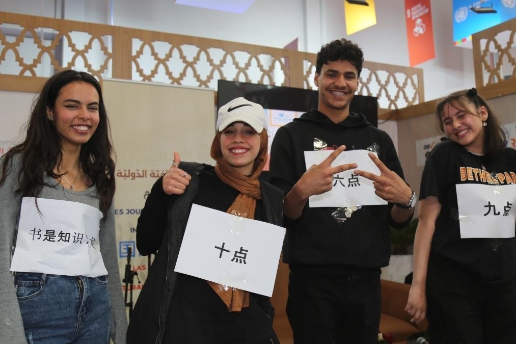 2024年4月24日，突尼斯高中生在首都突尼斯市舉辦的突尼斯國際書展上表演漢語節(jié)目。新華社發(fā)（阿代爾攝）