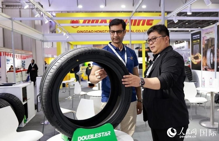 工作人員向客戶展示雙星電動(dòng)汽車輪胎。和傳統(tǒng)汽車輪胎相比，電動(dòng)汽車輪胎具有更高承載能力、更加靜音舒適、更好極速抓地、更低滾動(dòng)阻力等特點(diǎn)。人民網(wǎng)記者 管克江攝