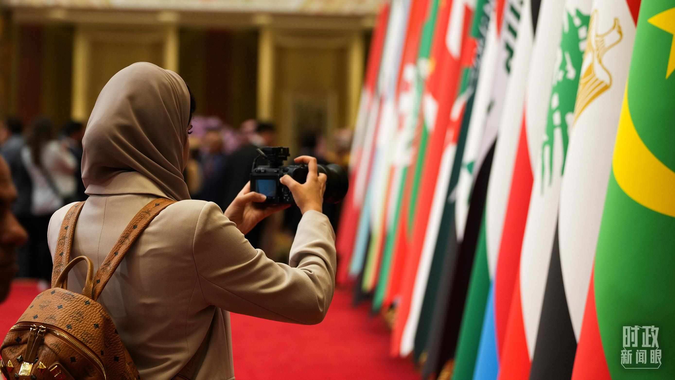 △外國(guó)媒體拍攝現(xiàn)場(chǎng)旗陣。（總臺(tái)國(guó)廣記者李晉拍攝）