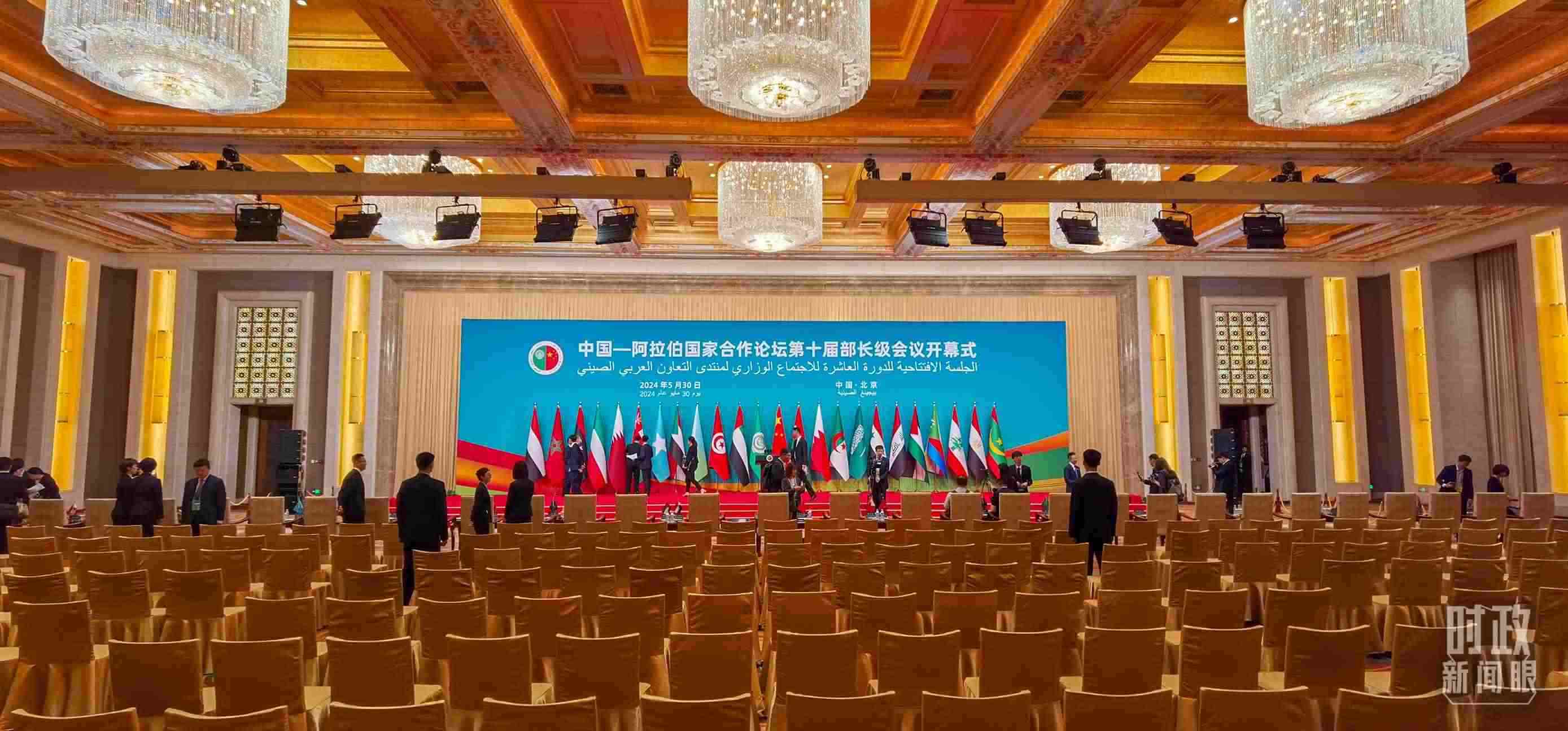 △會(huì)議開始前，現(xiàn)場(chǎng)正在進(jìn)行各項(xiàng)準(zhǔn)備工作。（總臺(tái)央視記者郭鴻拍攝）