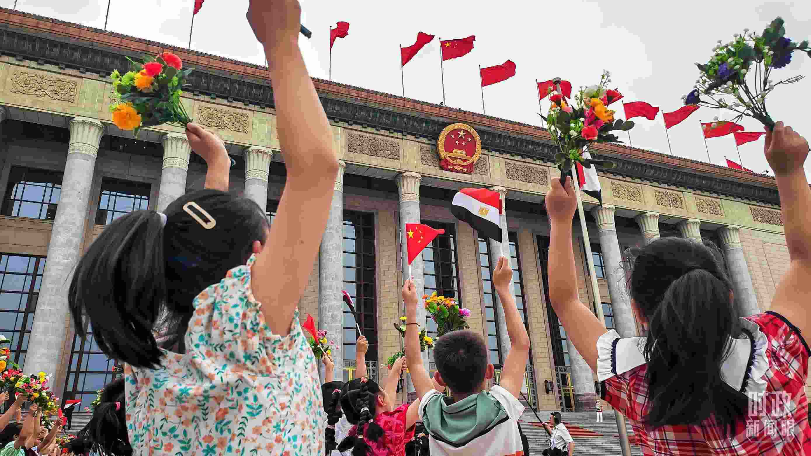 △5月29日下午，習(xí)近平主席舉行儀式歡迎埃及總統(tǒng)塞西訪華。圖為歡迎儀式現(xiàn)場(chǎng)的少年兒童。（總臺(tái)央視記者劉琦拍攝）