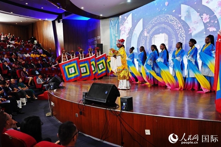 開幕式前，內(nèi)羅畢大學(xué)孔子學(xué)院學(xué)生進(jìn)行文藝表演。人民網(wǎng)記者 黃煒鑫攝