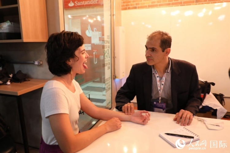 在巴西米納斯吉拉斯州首府貝洛奧里藏特開辦診所的中醫(yī)師保羅·貢扎爾韋斯，正在把脈并觀察舌苔。人民網記者 陳一鳴攝