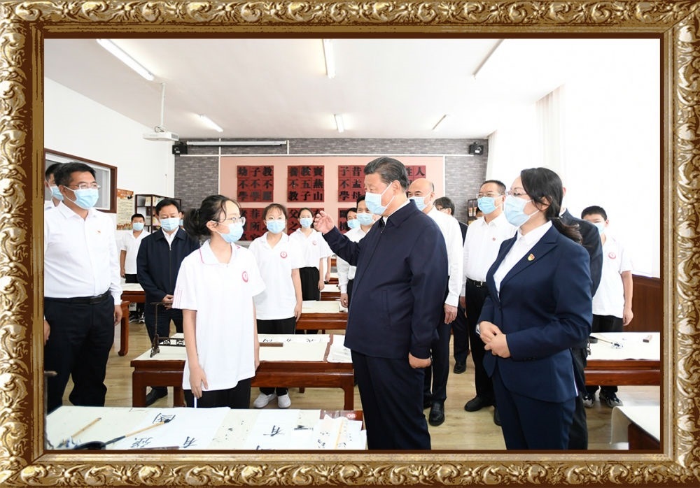 2021年9月13日至14日，習(xí)近平總書記在陜西省榆林市考察。14日上午，習(xí)近平在綏德實(shí)驗(yàn)中學(xué)考察時(shí)，同正在練習(xí)書法的學(xué)生親切交流。