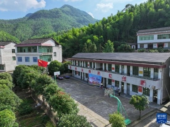 這是5月28日拍攝的湖南省衡陽市衡陽縣岣嶁鄉(xiāng)妙溪小學（無人機照片）。