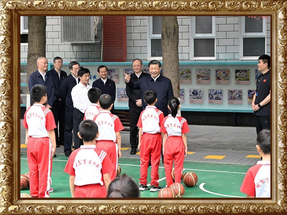 2023年5月31日上午，習(xí)近平總書記來到北京育英學(xué)校看望慰問師生，在籃球場(chǎng)同正在上體育課的小學(xué)生們親切交流。習(xí)近平親切地說：“現(xiàn)在生活條件好了，孩子們不是要吃得胖胖的，而是要長(zhǎng)得壯壯的、練得棒棒的?！? width=