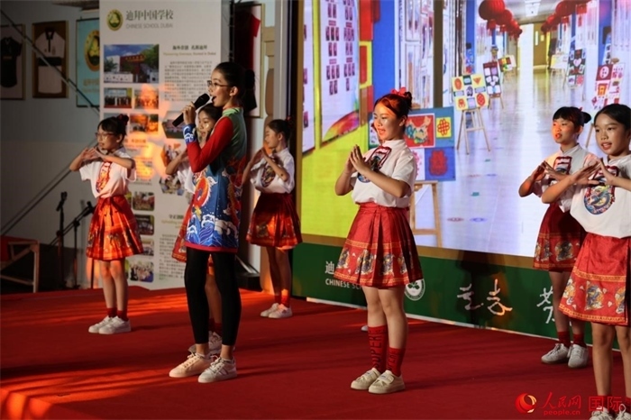 活動上，孩子們表演原創(chuàng)歌舞節(jié)目。人民網(wǎng)記者 張志文攝