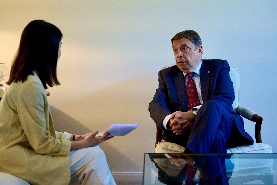 西班牙農(nóng)業(yè)、漁業(yè)和食品大臣普拉納斯接受人民網(wǎng)專訪。西班牙駐華大使館供圖