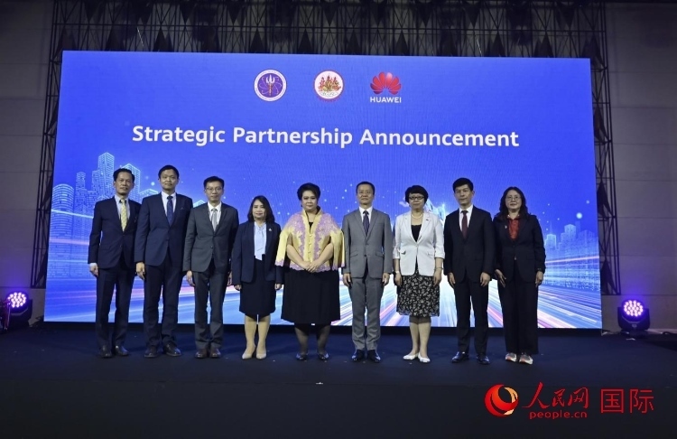 數(shù)字人才峰會(huì)現(xiàn)場(chǎng)。左五為泰國高等教育、科學(xué)、研究和創(chuàng)新部長(zhǎng)素巴瑪·伊沙拉帕迪，右三中國駐泰國大使館教育參贊許蘭，右四為華為泰國技術(shù)有限公司總經(jīng)理李雄偉。人民網(wǎng)記者 簡(jiǎn)承淵攝