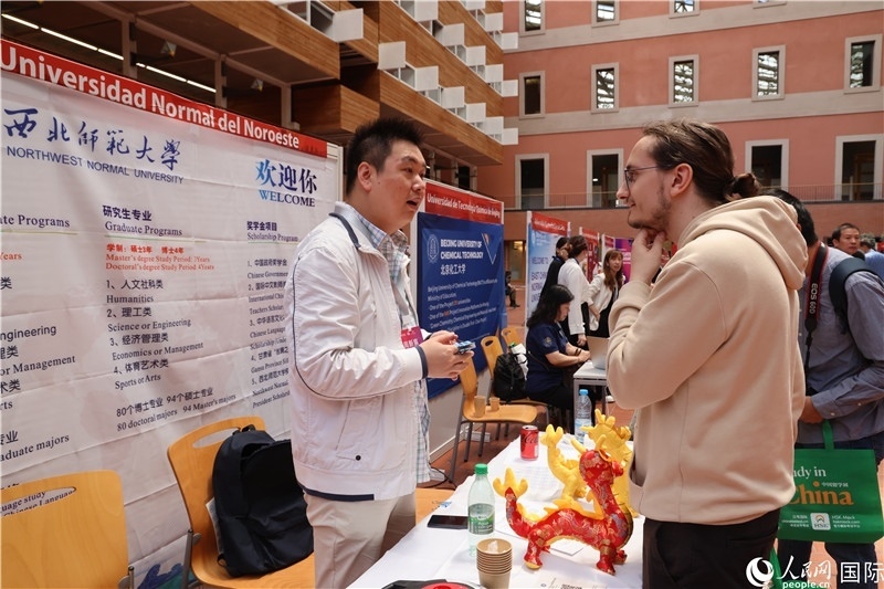 西班牙應屆畢業(yè)生在展臺前咨詢。人民網(wǎng)記者 顏歡攝