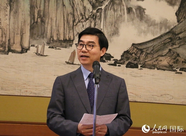 中國駐日本大使館施泳公使致辭。人民網(wǎng) 許可攝