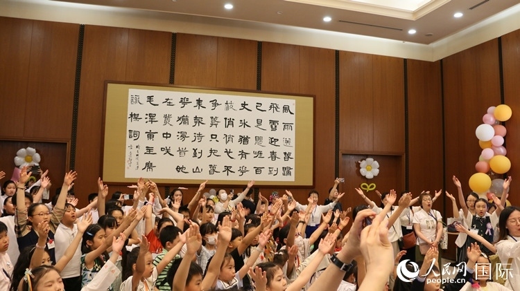 小朋友們合唱《明天會(huì)更好》。人民網(wǎng) 許可攝