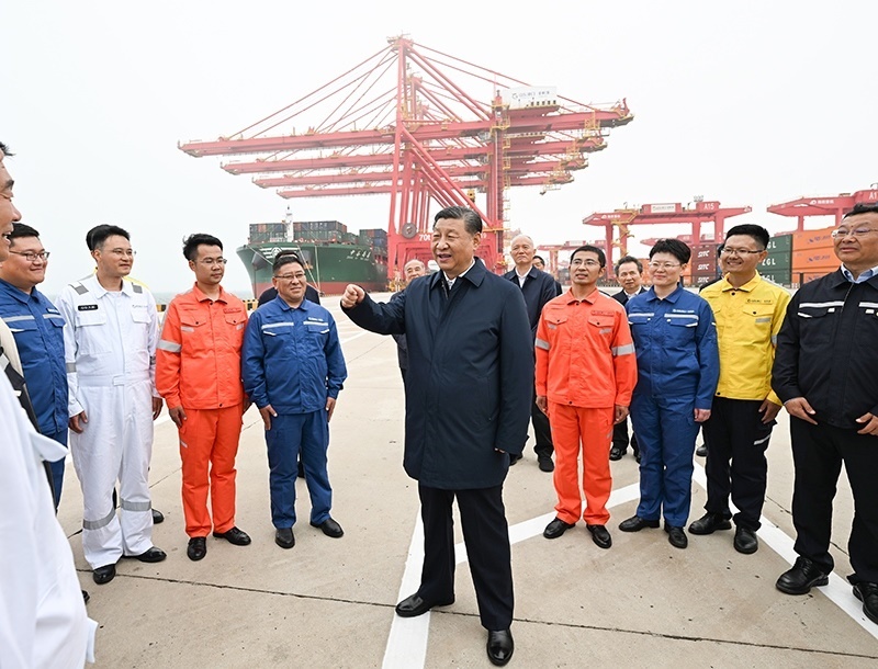 △2024年5月22日，習(xí)近平總書(shū)記在山東省日照港親切慰問(wèn)港口科技工作者、運(yùn)營(yíng)人員、航運(yùn)人員。