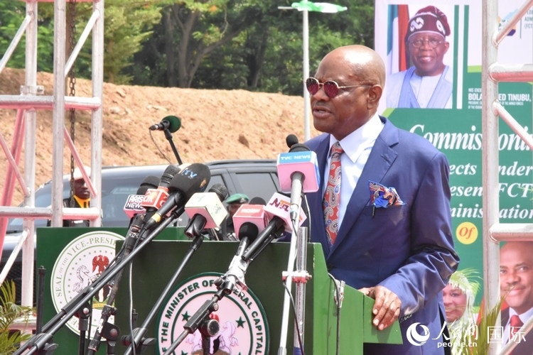 尼日利亞阿布賈首都地區(qū)部部長威克致辭。人民網(wǎng)記者 姜宣攝