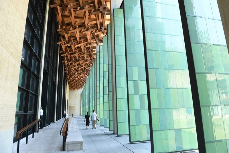 2022年7月23日，杭州國家版本館屋頂?shù)哪緲?gòu)和青瓷門扇相映成趣。