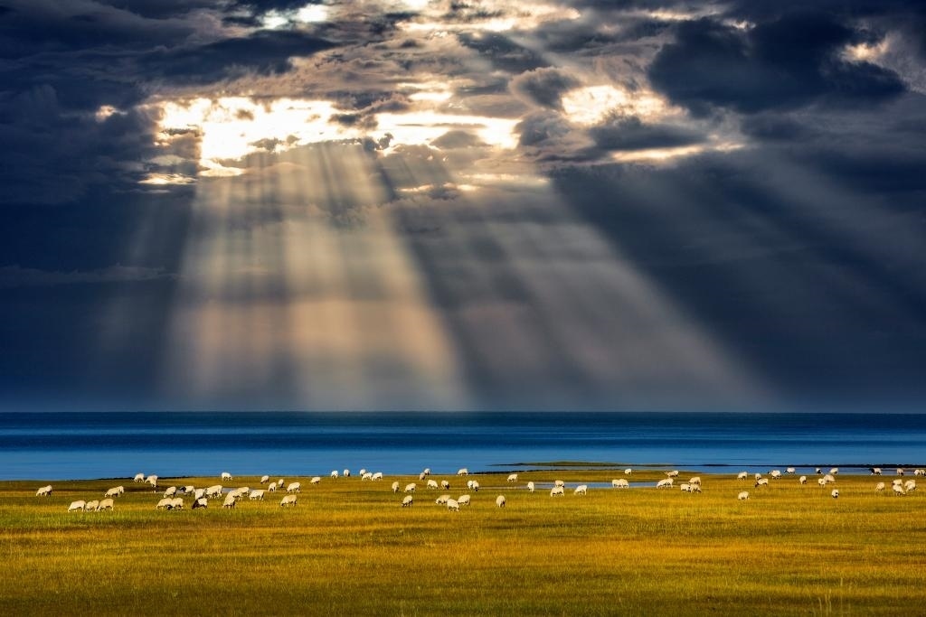 這是2022年9月21日在海北藏族自治州海晏縣拍攝的青海湖一角。（通聯(lián)照片 焦生福 攝）