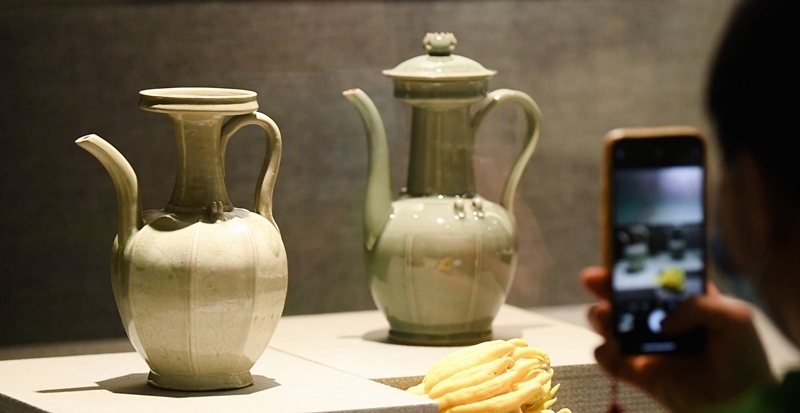 2021年9月14日，浙江省博物館，觀眾在拍攝北宋龍泉窯執(zhí)壺（左）和龍泉青瓷藝人劉杰制作的執(zhí)壺。