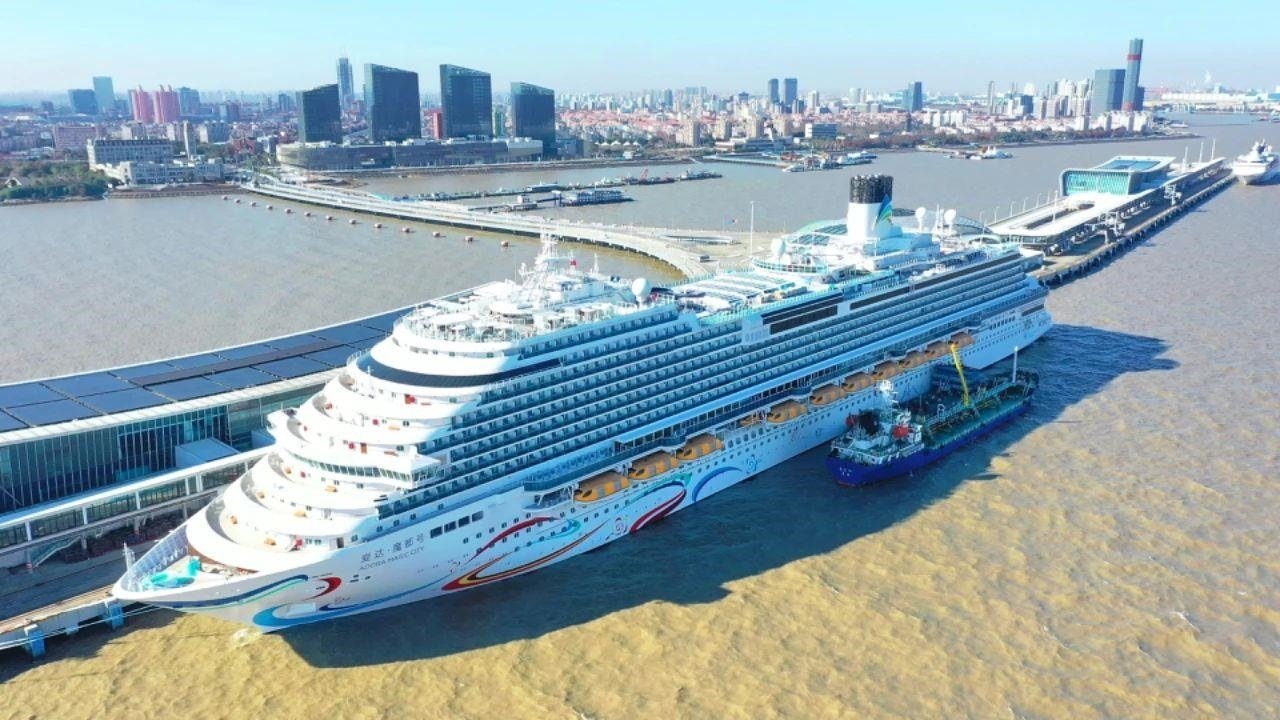 △2024年1月1日，國產首艘大型郵輪“愛達·魔都號”從上海吳淞口國際郵輪港開啟商業(yè)首航。