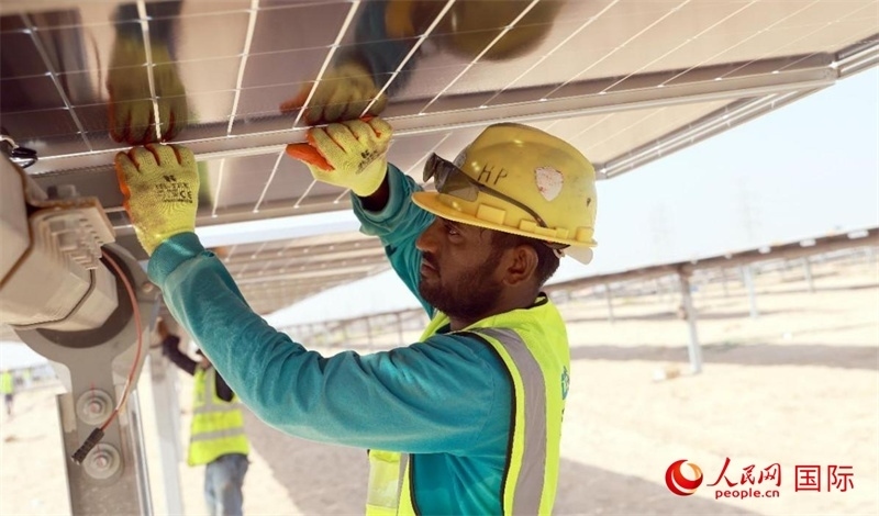 工人正在安裝光伏面板。人民網(wǎng)記者 管克江攝