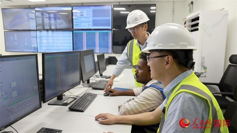 工作人員進行倒送電準(zhǔn)備。人民網(wǎng)記者 管克江攝