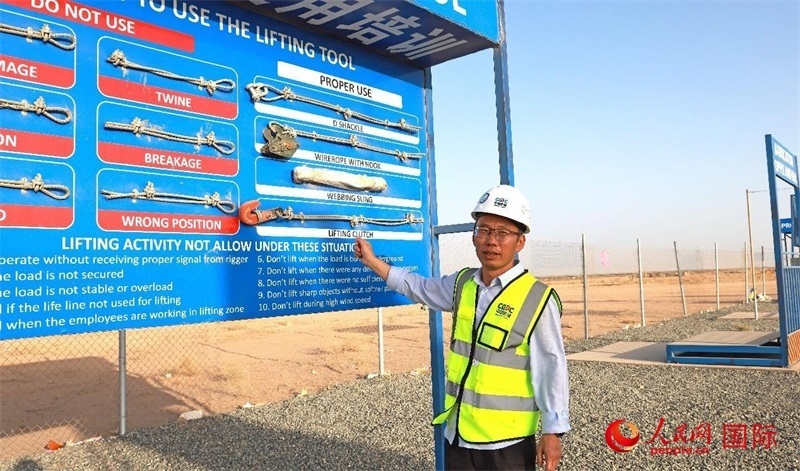 中國能建國際工程公司副總經(jīng)理兼阿爾舒巴赫電站項目經(jīng)理熊高峽展示安全培訓(xùn)中心設(shè)施。人民網(wǎng)記者 管克江攝