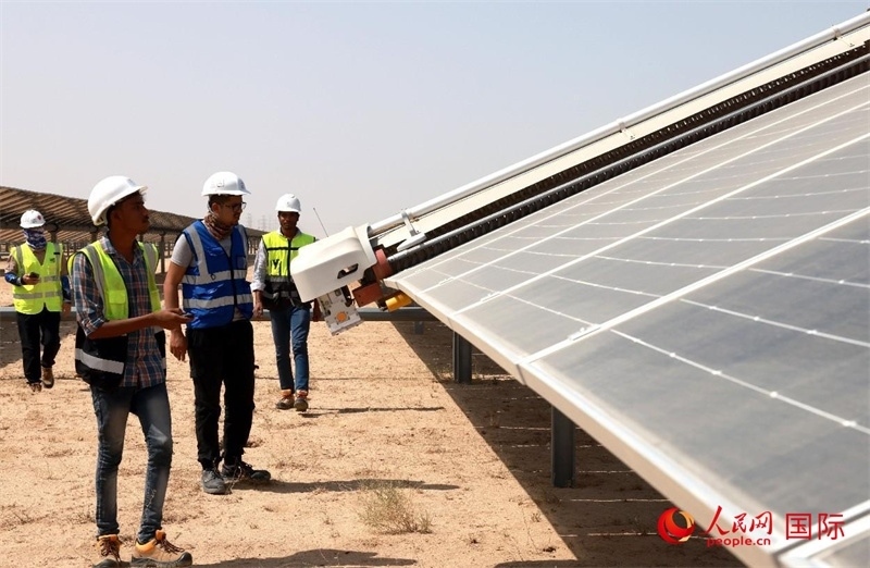 工作人員在測試自動清掃機器人。人民網(wǎng)記者管克江攝