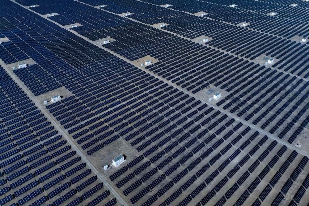 這是2024年4月15日在青海省海南藏族自治州共和縣塔拉灘綠色產(chǎn)業(yè)發(fā)展園區(qū)拍攝的光伏電站。新華社記者 張龍 攝