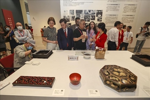 2023年5月28日，北京，推光漆器匠人為駐華使節(jié)展示技藝。