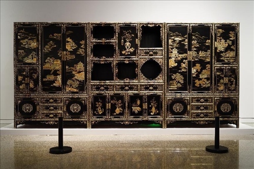 2023年7月9日，北京，中國(guó)工藝美術(shù)館·中國(guó)非物質(zhì)文化遺產(chǎn)館，“山西特色專業(yè)鎮(zhèn)·平遙非遺雙寶中華行”展覽展出的推光漆器作品。