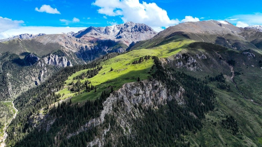 這是2023年6月18日在青海省玉樹藏族自治州囊謙縣拍攝的風(fēng)光（無人機(jī)照片）。新華社記者 張龍 攝