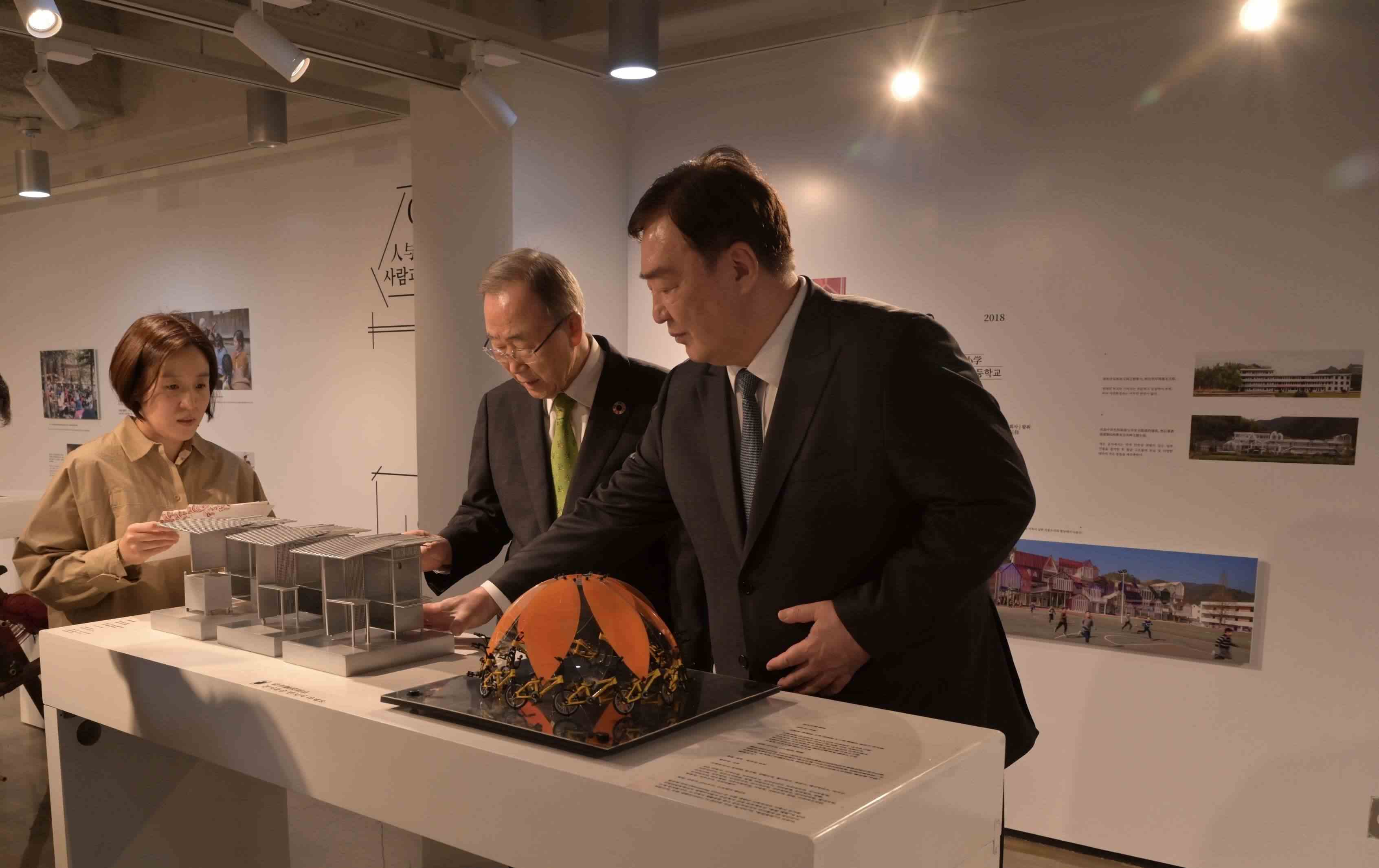 邢海明（右一）與潘基文共同參觀《自然生活傳承——美麗中國(guó)特展》。首爾中國(guó)文化中心供圖