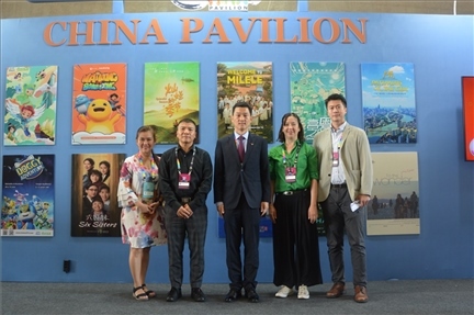 相關(guān)公司代表與中國駐里約熱內(nèi)盧總領(lǐng)館商務(wù)參贊敬艷輝在中國聯(lián)合展臺前合影。中廣國際公司供圖