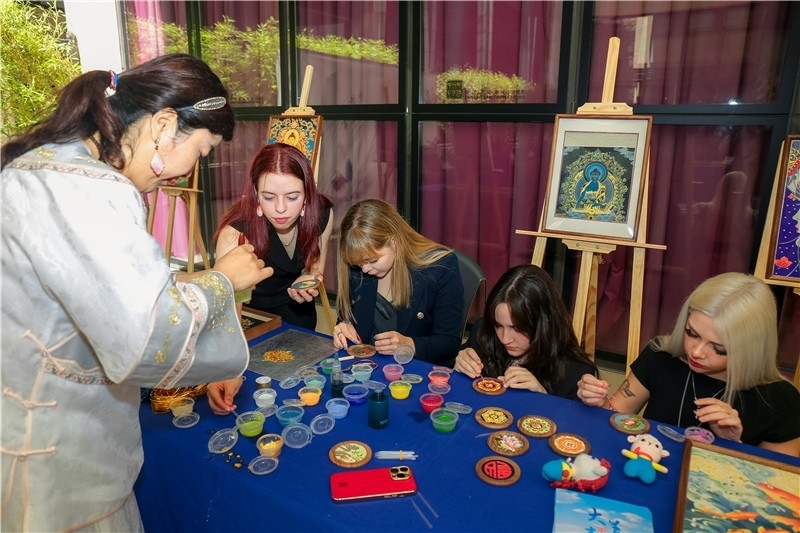 西班牙嘉賓參觀青海傳統(tǒng)手工技藝展示。主辦方供圖