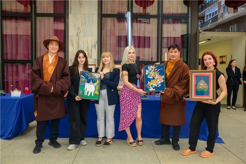 西班牙嘉賓參觀青海傳統(tǒng)手工技藝展示。主辦方供圖