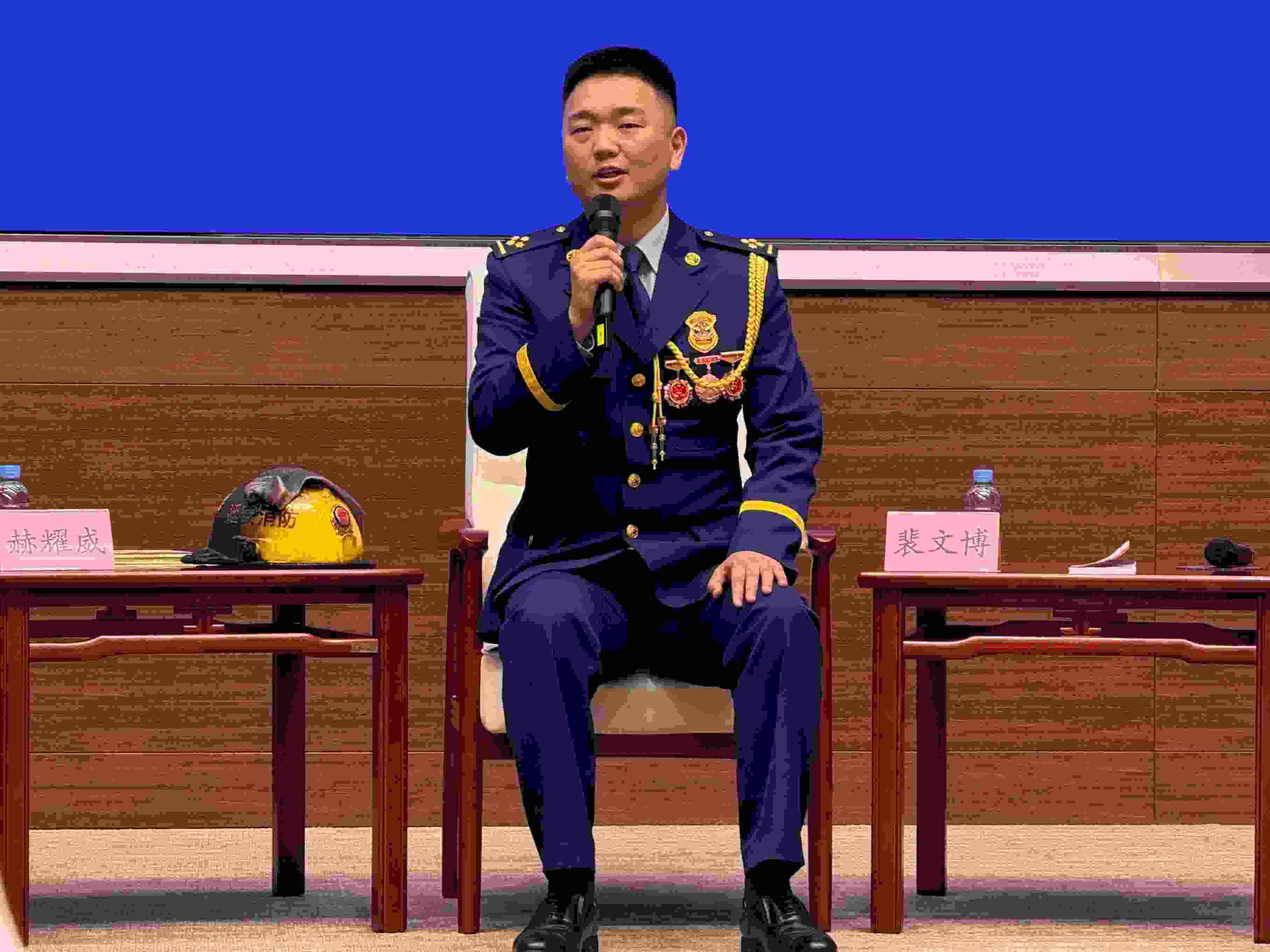 寶塔消防救援站政治指導(dǎo)員裴文博在回答記者提問(wèn)。人民網(wǎng)記者 郝萍攝