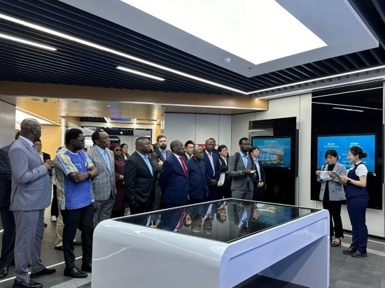 使節(jié)團(tuán)考察云上貴州大數(shù)據(jù)集團(tuán)展示中心。新華社記者 袁睿 攝