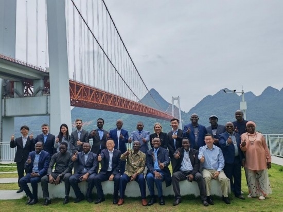 使節(jié)團(tuán)與壩陵河大橋合影。新華社記者 吳思 攝