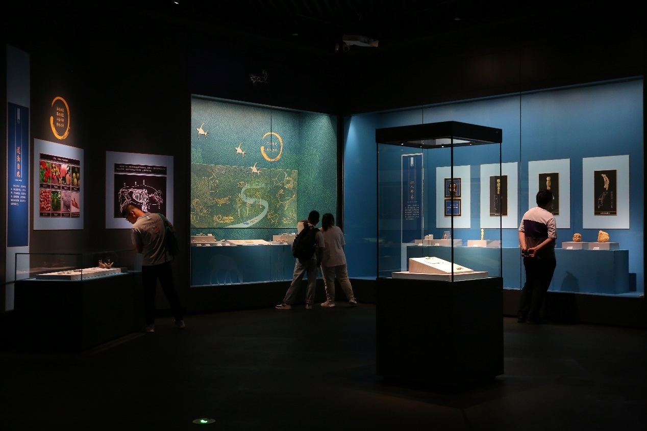 觀眾正在參觀展覽。國家文物局供圖