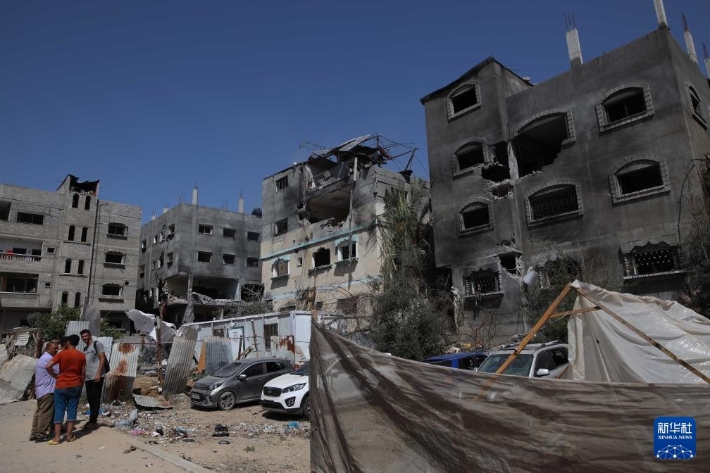 這是6月8日在加沙地帶中部努賽賴特難民營拍攝的在以軍襲擊中受損嚴(yán)重的房屋及車輛。新華社發(fā)（馬爾萬·達(dá)烏德攝）