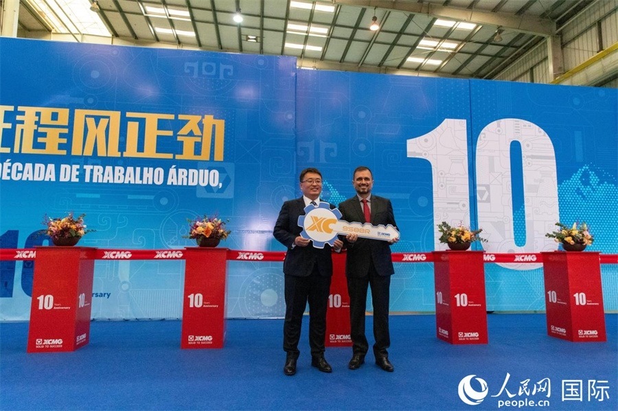 儀式上，徐工巴西制造總經(jīng)理李寒光將第23456臺產(chǎn)品鑰匙交付給客戶巴西Simak公司首席執(zhí)行官安德森·阿布魯手中。 人民日報社拉美中心分社 威廉·科埃略·維亞納攝