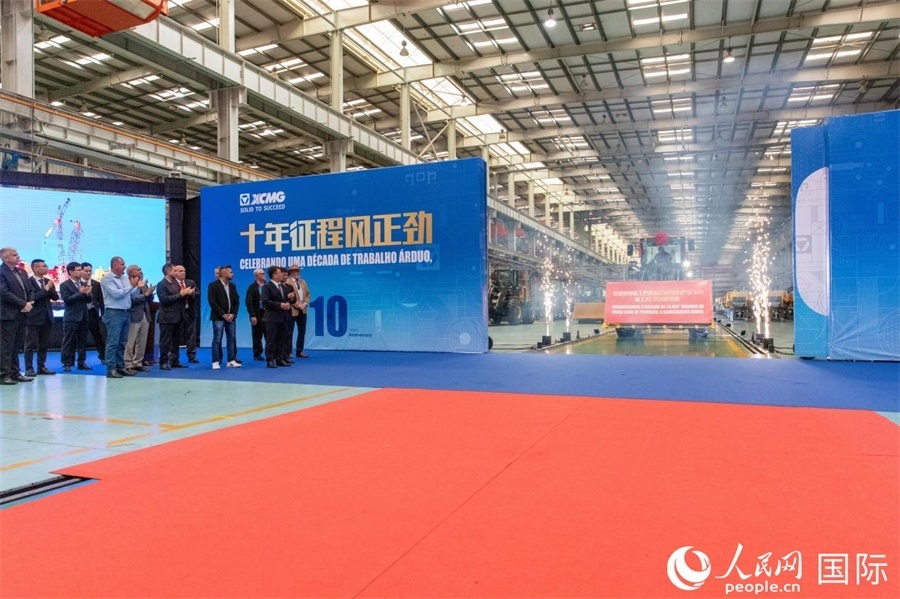 儀式上，米納斯吉拉斯州、波蘇阿雷格里市政府官員，徐工巴西制造的供應商、經(jīng)銷商、客戶伙伴、員工代表和在巴中資機構代表等，一起祝賀徐工巴西制造第23456臺產(chǎn)品下線并交付客戶。 人民日報社拉美中心分社 威廉·科埃略·維亞納攝