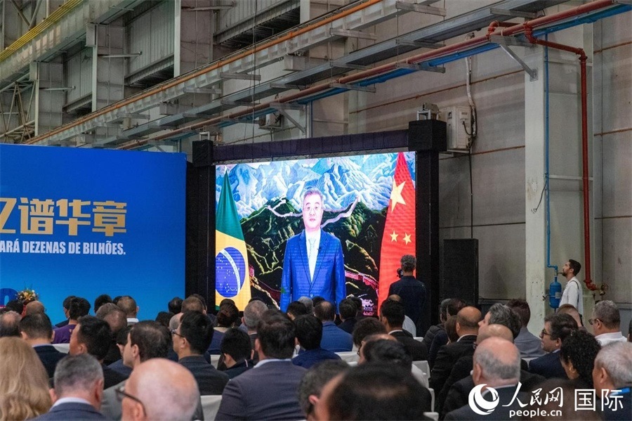 中國駐巴西大使祝青橋在視頻致辭中表示，徐工在巴西的發(fā)展，是眾多中國企業(yè)在習近平主席提出的共建“一帶一路”倡議推動下，將中國的技術和產(chǎn)業(yè)發(fā)展成果帶往世界，促進各國發(fā)展的縮影。 人民日報社拉美中心分社 威廉·科埃略·維亞納攝