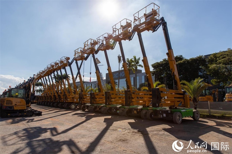 在徐工巴西制造生產(chǎn)基地，一批完成生產(chǎn)的設備正準備交付客戶。 人民日報社拉美中心分社 威廉·科埃略·維亞納攝